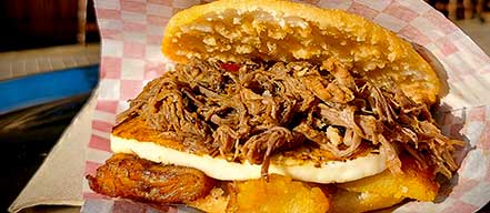 Arepa de carne deshilachada, queso y plátano macho en pregos