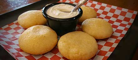 arepitas fritas acompañadas de crema agria