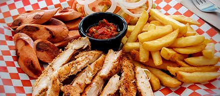 barbacoa pequeña de ternera, pollo o cerdo, acompañado de una salchicha frankfurth, patatas fritas y ensalada mixta