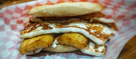 arepa irene (vegana) con queso fresco y plátano macho
