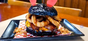 Hamburguesa, bacon caramelizado, aros de cebolla, carne Black angus