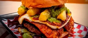Hamburhuesa de Black Angus Chistorras, queso fresco, yuca y guacamole