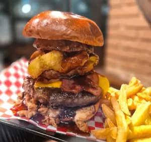 BURGER CON AROS DE CEBOLLA, BACON CARAMELIZADO Y SALSA BBQ